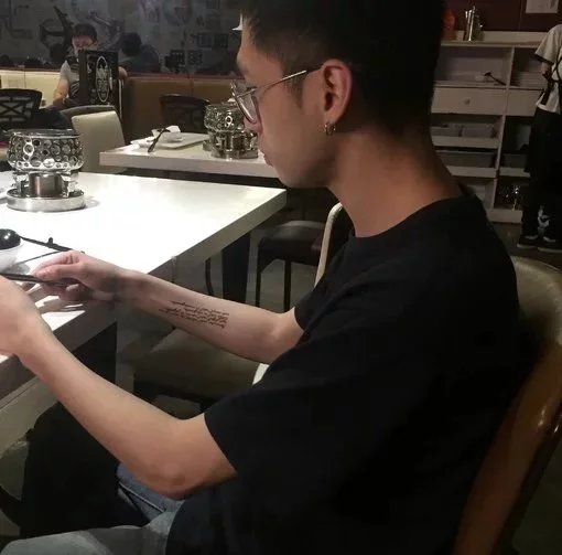 屈俊烟荷